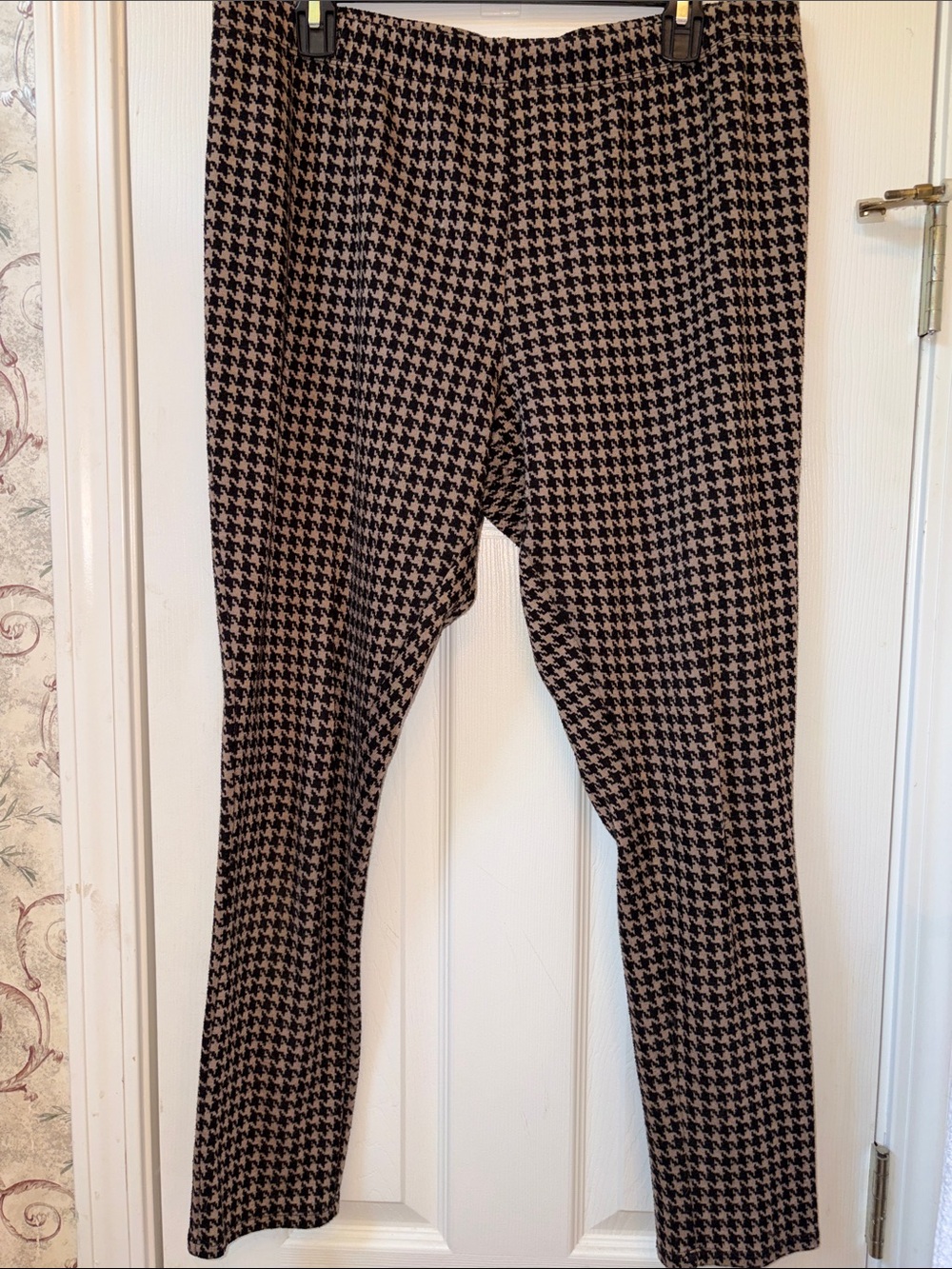 XXL Women's Houndstooth Pull-On Leggings in Black and Tan
